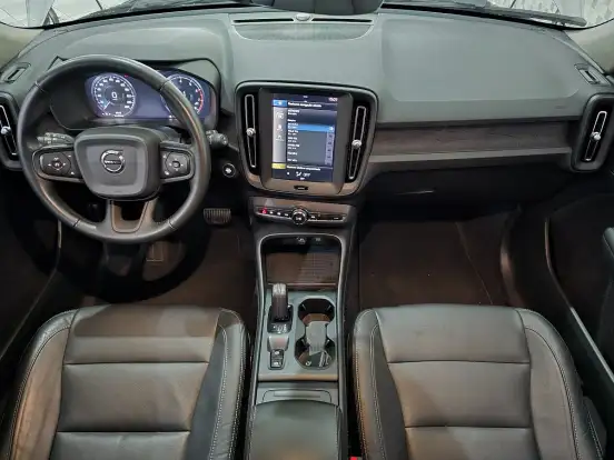 VOLVO-XC40-2018