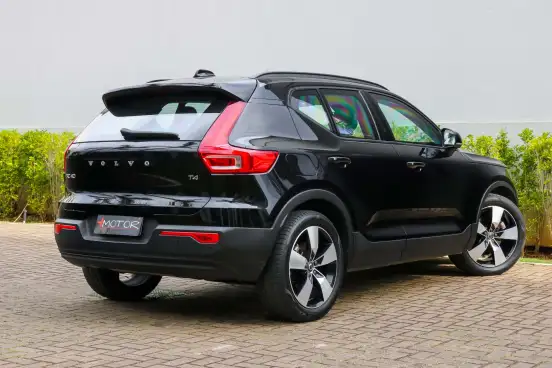VOLVO-XC40-2018