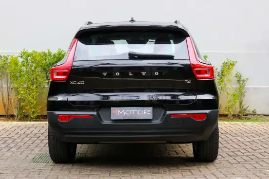 VOLVO-XC40-2018