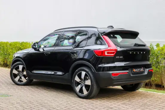 VOLVO-XC40-2018