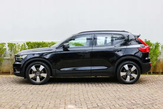 VOLVO-XC40-2018