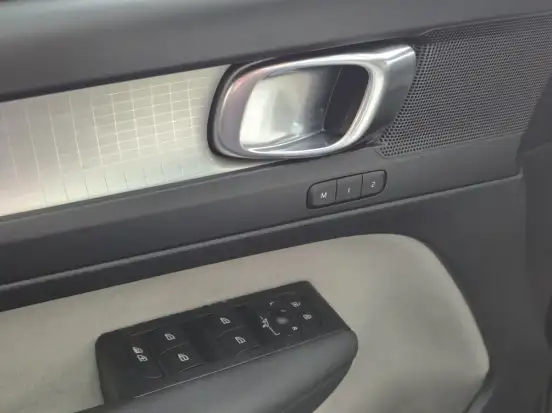 VOLVO-XC40-2020