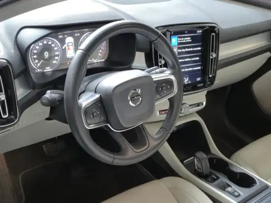 VOLVO-XC40-2.0 T4 GASOLINA MOMENTUM GEARTRONIC VOLVO-XC40-2020