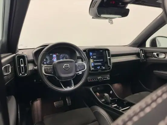 VOLVO-XC40-2019