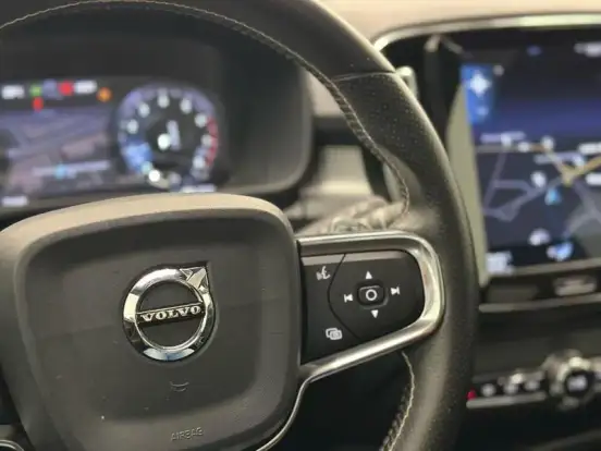 VOLVO-XC40-2019