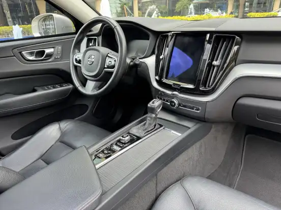 VOLVO-XC60-2.0 T5 GASOLINA MOMENTUM AWD GEARTRONIC VOLVO-XC60-2017