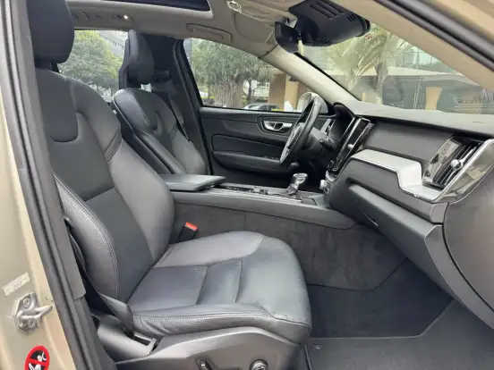 VOLVO-XC60-2017