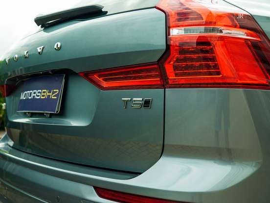 VOLVO-XC60-2.0 T5 GASOLINA MOMENTUM AWD GEARTRONIC VOLVO-XC60-2019