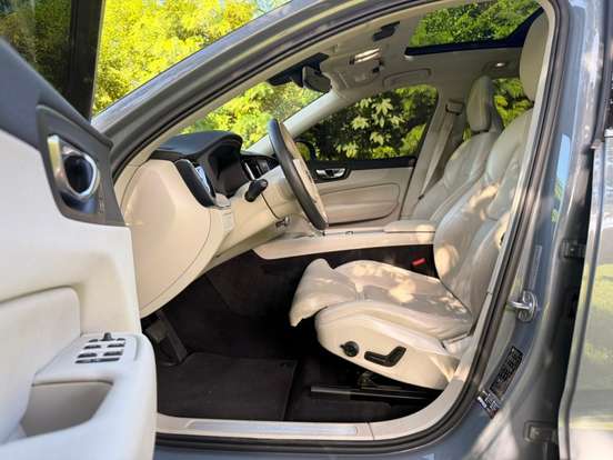 VOLVO-XC60-2022