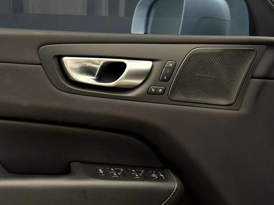 VOLVO-XC60-2023