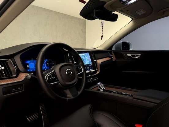 VOLVO-XC60-2023