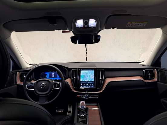 VOLVO-XC60-2023