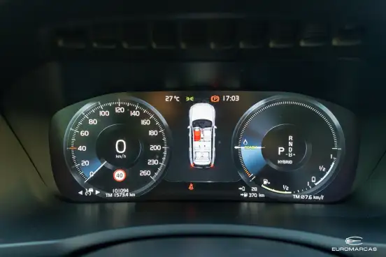 VOLVO-XC90-2021