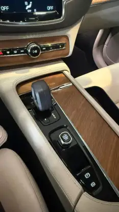VOLVO-XC90-2022