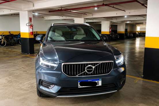 VOLVO-XC40-2021