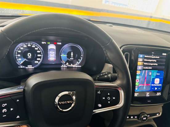 VOLVO-XC40-2021
