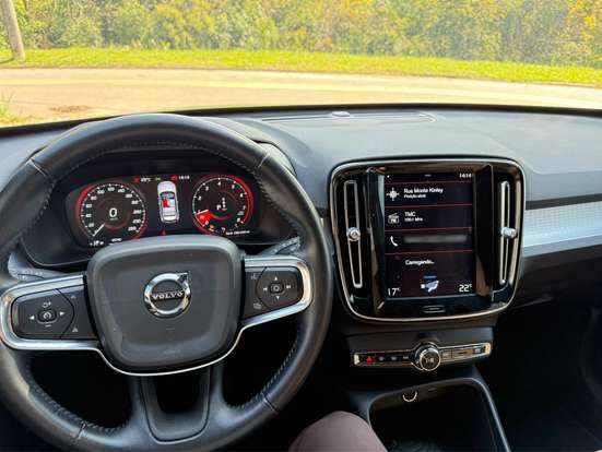 VOLVO-XC40-2018