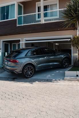 AUDI-Q8-2022