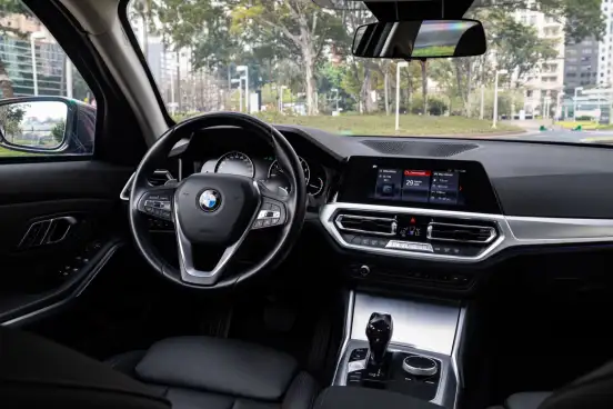 BMW-320i-2019