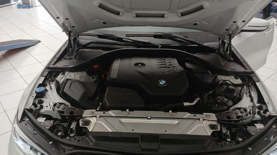 BMW-320i-2021