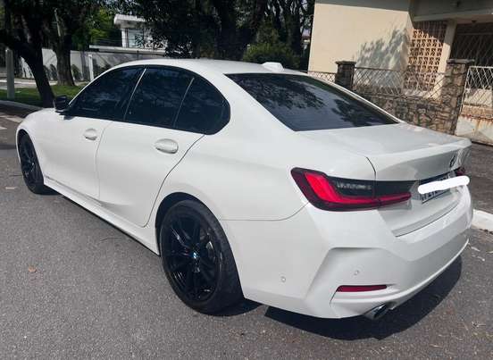 BMW-320i-2022