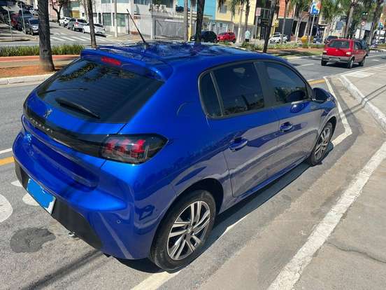 PEUGEOT-208-2021