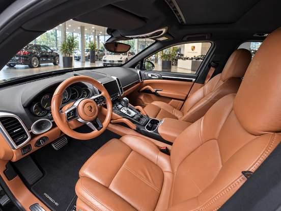 PORSCHE-CAYENNE-2016