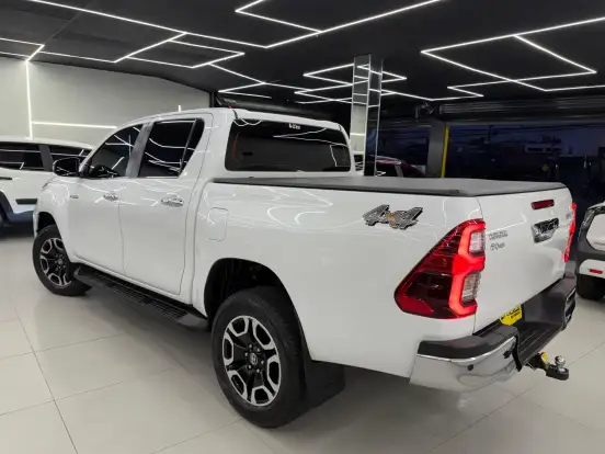 TOYOTA-HILUX-2.8 D-4D TURBO DIESEL CD SRX 4X4 AUTOMÁTICO TOYOTA-HILUX-2023
