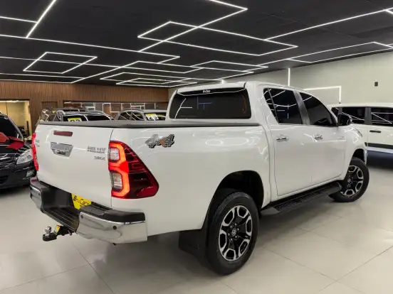 TOYOTA-HILUX-2.8 D-4D TURBO DIESEL CD SRX 4X4 AUTOMÁTICO TOYOTA-HILUX-2023