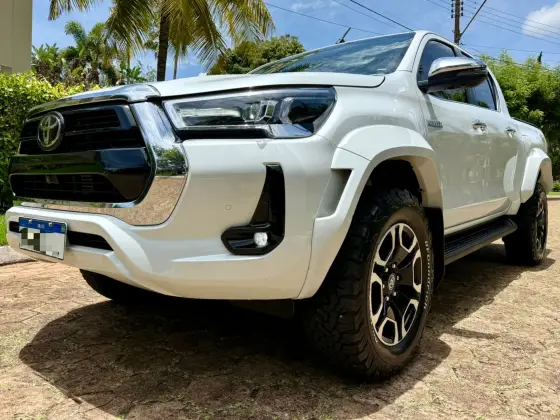 TOYOTA HILUX 2.8 D-4D TURBO DIESEL CD SRX PLUS 4X4 AUTOMÁTICO