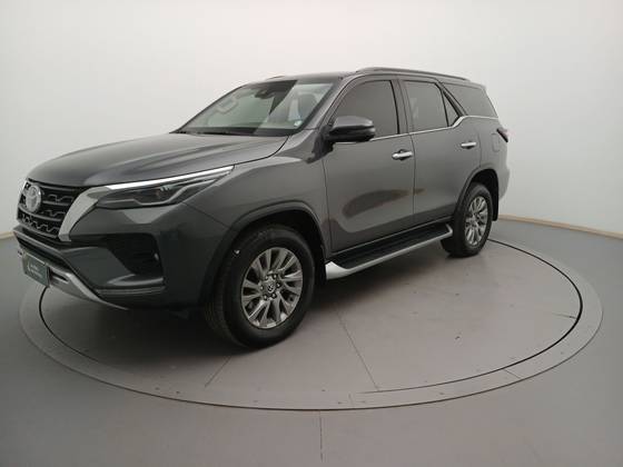 TOYOTA HILUX SW4 2.8 D-4D TURBO DIESEL SRX 7L 4X4 AUTOMÁTICO