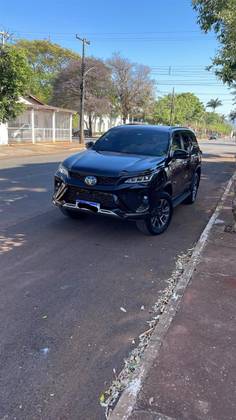 TOYOTA HILUX SW4 2.8 D-4D TURBO DIESEL DIAMOND 7L 4X4 AUTOMÁTICO