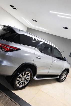 TOYOTA HILUX SW4 2.8 D-4D TURBO DIESEL SRX 7L 4X4 AUTOMÁTICO
