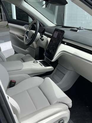 VOLVO-EX90-2025