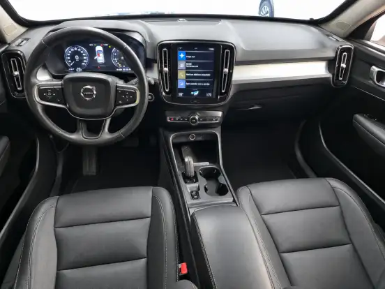 VOLVO-XC40-2018
