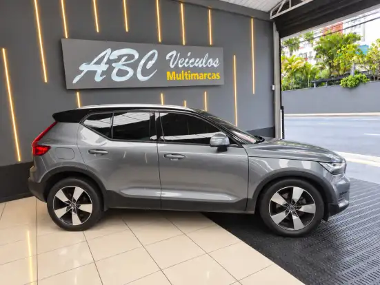 VOLVO-XC40-2018