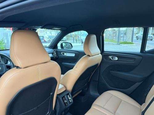 VOLVO-XC40-2019