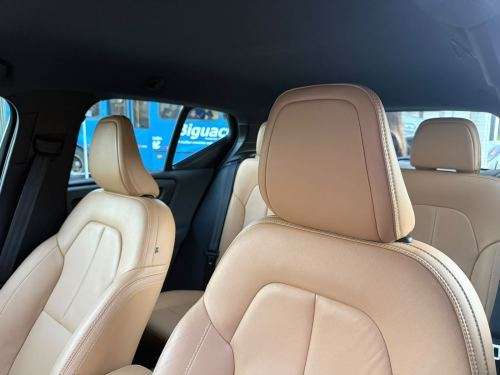 VOLVO-XC40-2019