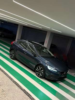 VOLVO-V40-2016