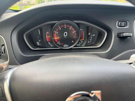 VOLVO-V40-2015