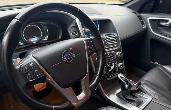 VOLVO-XC60-2015