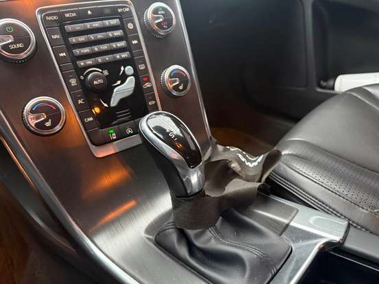 VOLVO-XC60-2015