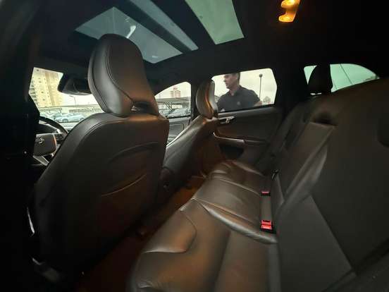 VOLVO-XC60-2015