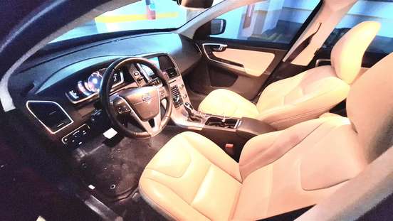 VOLVO-XC60-2017