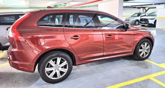 VOLVO-XC60-2017