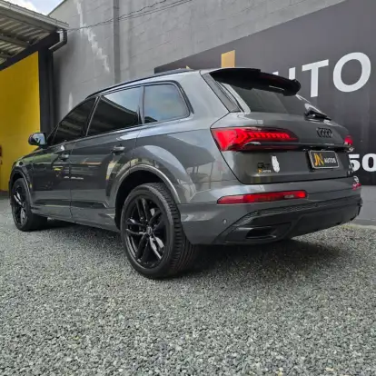 AUDI-Q7-2021