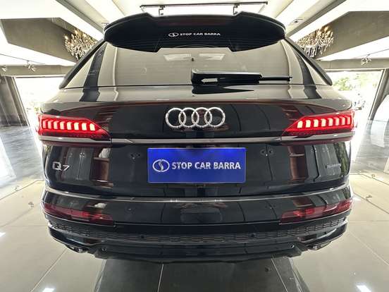 AUDI-Q7-2021