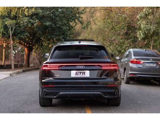 AUDI-Q8-2022