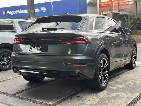 AUDI-Q8-2022