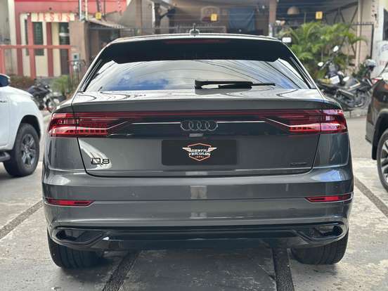AUDI-Q8-2022